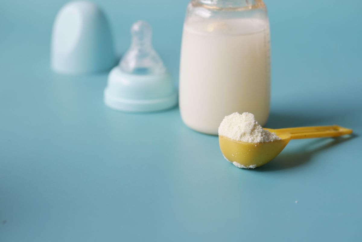 奶粉带货违禁词：一句“接近母乳”踩的是广告法第二十条，罚20万起