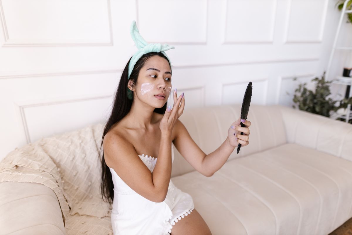 Klaim "Menghilangkan Jerawat" di Skincare: Kosmetik vs Obat