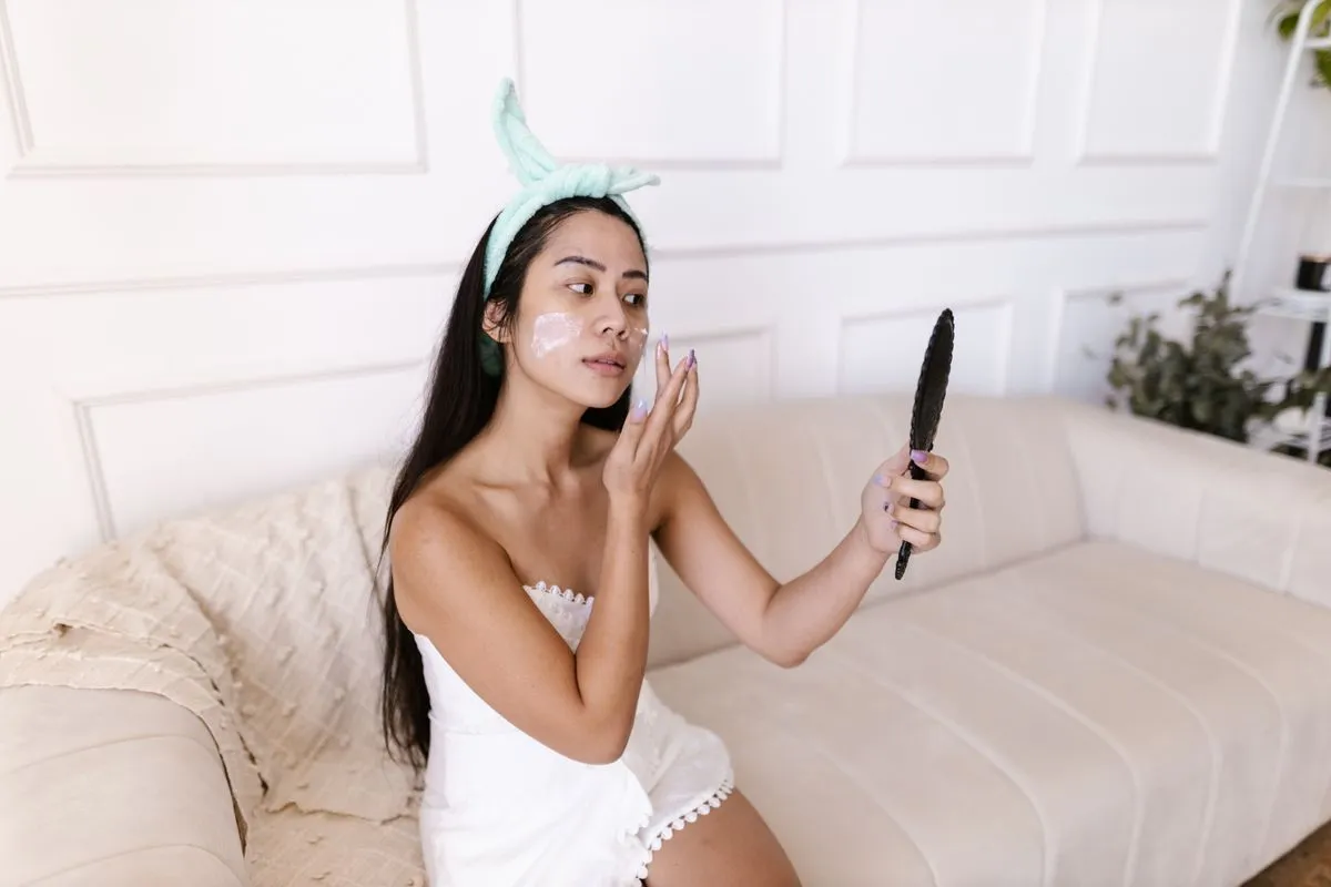 Klaim "Menghilangkan Jerawat" di Skincare: Kosmetik vs Obat